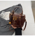 Vintage dunkelbraune Box-Tasche in glatter Lederoptik mit elegantem Glocken-Anhänger - Braun