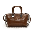 Sac Boston en cuir marron avec chaîne logo argentée et finition lisse et polie - Marron