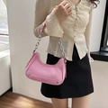 Bolso hobo media luna de cuero PU rosa con cadena plateada y detalles de remaches - Rosa