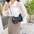 Bolso bandolera de media luna negro minimalista con cadena plateada y remaches mujer - Negro