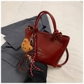Dunkelrote Retro-Handtasche für Damen mit Plüschbär-Anhänger und Quaste - Rot