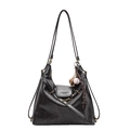 Borsa hobo in pelle nera con ciondolo da baseball e tracolle regolabili da donna - Con Ciondolo / Nero