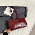 Retro burgunderrote Boston Handtasche aus Öl-Wachs-Leder mit schmalen Riemen und Metallzipper - Rot (Ohne Anhänger)