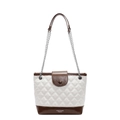 Bolso saco acolchado beige con ribete marrón y correa de cadena metálica para mujer - Blanco & Café