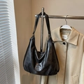 Schwarze Vintage Hobo-Tasche aus strukturiertem Leder mit zwei Schultergurten - Schwarz ohne Anhänger