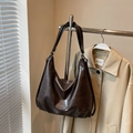 Vintage dunkelbraune Leder-Hobo-Tasche mit mattem Finish und langen Schulterriemen - Kaffee ohne Anhänger