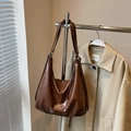 Dunkelbraune Vintage-Hobo-Tasche aus strukturiertem Kunstleder mit verstellbarem Gurt - Braun Ohne Anhänger
