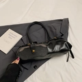 Bolso baguette retro de cuero encerado negro con bolsillo de gamuza gris y flecos - Negro
