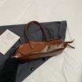 Bolso baguette vintage de cuero encerado marrón estilo británico con botón dorado - Marrón