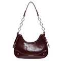 Bolso de hombro media luna rojo vino con textura arrugada brillante y cadena de plata - Burdeos