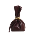 Elegante borsa cloud bordeaux a pieghe con moderna fibbia ovale in metallo dorato - Marrone