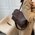 Bolso de hombro marrón oscuro con patrón de cocodrilo y diseño de solapa elegante - café