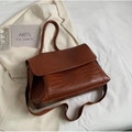 Bolso tote marrón con relieve de cocodrilo y elegante cierre de solapa frontal - Marrón