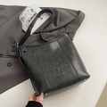 Vintage σκούρα γκρι τσάντα tote με ανάγλυφο κείμενο και ματ δερμάτινη υφή σε λευκό - Χωρίς μενταγιόν / Μαύρο