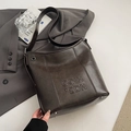 Vintage σκούρα καφέ τσάντα tote με ανάγλυφα γράμματα και ματ δερμάτινο φινίρισμα - Χωρίς μενταγιόν / Καφέ