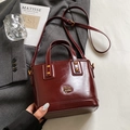 Borsa a secchiello bordeaux vintage in pelle con borchie dorate e tracolla regolabile - Stile di base / Rosso Ancorra