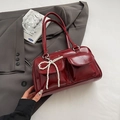 Borsa Boston in pelle verniciata bordeaux con ciondolo di perle su blazer grigio - Senza Ciondolo / Rosso