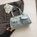 Borsa Boston azzurra lucida con ciondolo a perla e doppie tasche esterne - Senza Ciondolo / Blu