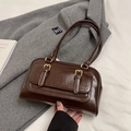Borsa sottobraccio chic marrone scuro in pelle lucida con fibbia dorata e stile retrò - Caffè senza Ciondolo