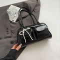 Borsa Boston in pelle verniciata nera con tasche frontali e ciondolo fiocco di perle - Senza Ciondolo / Nero