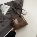 Borsa tote in pelle verniciata marrone con manici cilindrici e tracolla regolabile - Marrone Senza Ciondolo