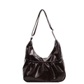Sac bandoulière marron foncé plissé en cuir huilé brillant avec sangle - café