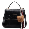 Bolso retro de cuero negro brillante con textura plisada y un colgante de oso de peluche - Negro