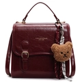 Bolso cuadrado retro burdeos con textura agrietada y colgante de oso de peluche - Burdeos