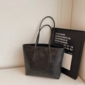 Bolso tote vintage minimalista en negro carbón con textura y correas largas para el hombro - Negro sin Colgante