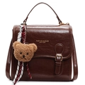 Bolso cuadrado de cuero brillante marrón oscuro con colgante de oso y hebilla de metal - Marrón