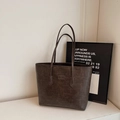 Bolso tote minimalista en cuero vintage marrón oscuro con correas finas y gran capacidad - Café sin Colgante