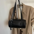 Schicke schwarze zylindrische Lederschultertasche mit Buchstabenprägung und Riemen - Ohne Anhänger / Schwarz
