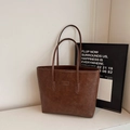 Bolso tote de cuero sintético marrón oscuro con textura vintage y gran capacidad de hombro - Marrón Sin Colgante