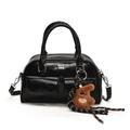 Sac bowling noir brillant chic avec deux poches avant et un porte-clé d'ours en peluche - Noir (avec pendentif)