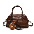 Sac bowling rétro marron foncé avec poignées, bandoulière et pendentif ours mignon - Marron (Avec Pendentif)