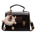 Sac bandoulière rétro marron foncé avec patch teckel et charm pompon en PU brillant de luxe - Café Avec Charme Soot Sprite