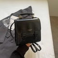 Zaino vintage in pelle nera lucida da donna con patta e scritte dorate del logo - Nero (Senza Ciondolo)