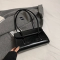 Minimalistische zwarte schoudertas van oliewasleer met klepsluiting en handvaten - Zwart zonder Hanger
