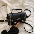 Bolso bandolera vintage de cuero negro con remaches dorados y hebilla elegante - Negro sin Colgante