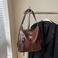 Borsa tote hobo in pelle verniciata marrone scuro con dettaglio triangolo in argento - caffè