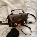 Bolso bandolera retro marrón oscuro con remaches dorados y elegante cierre de giro - Café sin Colgante