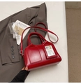 Chic red patent leather Boston bag with a cute puppy card holder and shoulder strap - Red