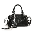 Sac Boston rétro en cuir noir brillant avec logo embossé et pendentif de caméra - Style de base / Noir