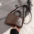 Bolso de mano cuadrado marrón oscuro de cuero encerado con correa de hombro - Café sin Colgante