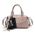 Sac Boston rose avec lettres embossées, breloque appareil photo et bandoulière pour femme - Style de base / Rose