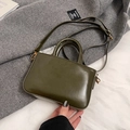 Bolso cuadrado pequeño de cuero encerado verde oliva con asa y detalles dorados - Verde Sin Colgante