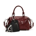 Sac Boston rétro rouge foncé avec texture huilée et lettrage GCL VAR gaufré en relief - Style de base / Fuchsia