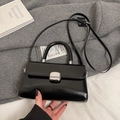 Borsa a tracolla minimalista in pelle nera lucida con fibbia argento e manico - Nero senza Ciondolo