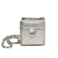 Silberne Mini-Kosmetiktasche mit Rautensteppung und Kamelien-Verschlussdetail - Silber