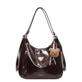 Dunkelbraune Hobo-Tasche aus glänzendem Ölwachs-Leder mit süßem Bären-Anhänger - Mit Bärenanhänger / Kaffeebraun